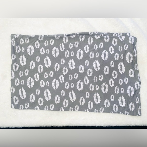 💋LS Gray Kisses Swaddle Set💋 - Picture 3 of 4